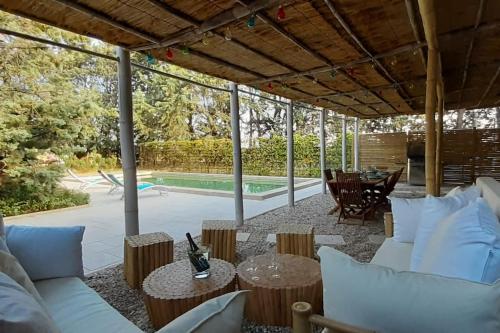 Magnifique coin de mas avec piscine privative : Maisons de vacances proche de Bezouce