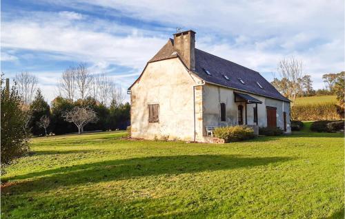 Nice home in Asson with 2 Bedrooms : Maisons de vacances proche de Haut-de-Bosdarros