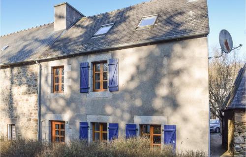 Amazing home in Trmven with WiFi and 2 Bedrooms : Maisons de vacances proche de Saint-Clet