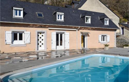 Beautiful home in Agos-Vidalos with Outdoor swimming pool, WiFi and 4 Bedrooms : Maisons de vacances proche de Geu