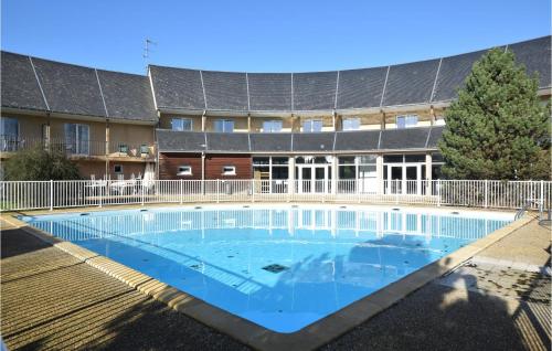 Awesome Apartment In quemauville With Outdoor Swimming Pool, Heated Swimming Pool And 1 Bedrooms : Appartements proche de Barneville-la-Bertran