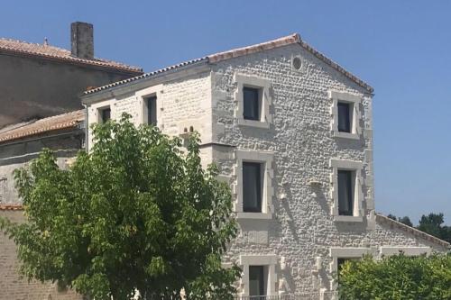 Maison Charentaise du XVIIIe : Maisons de vacances proche de Douzat