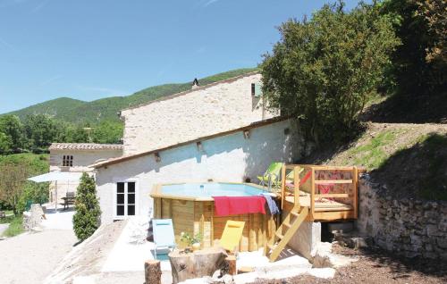 Beautiful Home In Montjoux With 3 Bedrooms, Wifi And Private Swimming Pool : Maisons de vacances proche de Roche-Saint-Secret-Béconne