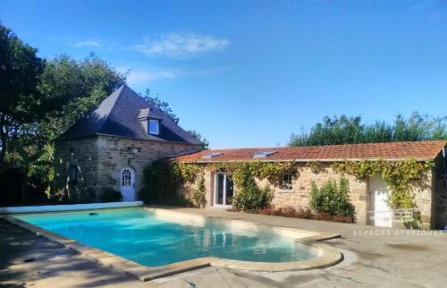 Villa de 5 chambres avec piscine privee jardin clos et wifi a Ploubezre a 7 km de la plage : Villas proche de Ploulec'h