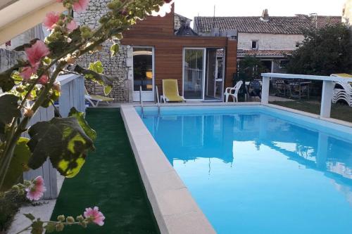 Grande maison de famille avec piscine couverte : Maisons de vacances proche de Saint-Sornin