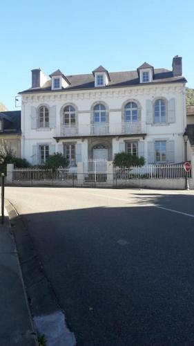 Magnifique maison de maître du 18e avec jardin : Villas proche de Luz-Saint-Sauveur