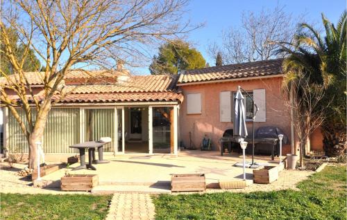 Awesome Home In Caumont-sur-durance With Wifi, Private Swimming Pool And 4 Bedrooms : Maisons de vacances proche de Caumont-sur-Durance