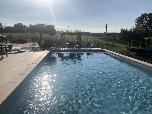 La Petite maison de Céline & Frédéric avec piscine à Préhy : Maisons de vacances proche de Saint-Cyr-les-Colons