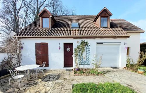 Nice home in Cesson with WiFi and 3 Bedrooms : Maisons de vacances proche de Montereau-sur-le-Jard