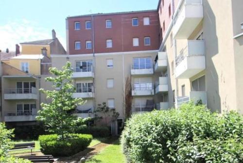 bel appartement meublé à neuf avec terrasse : Appartements proche de Champforgeuil