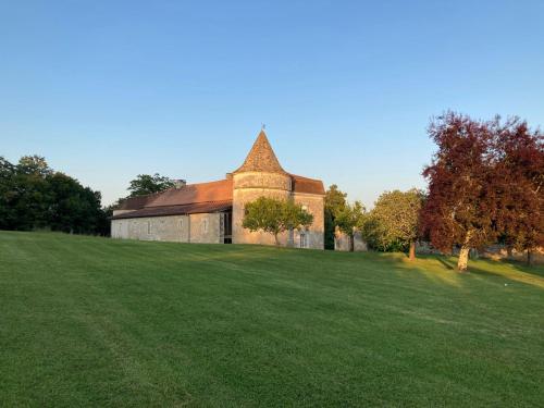 Château de caractère avec piscine au cœur du Périgord vert : Maisons de vacances proche de Saint-Martial-Viveyrol