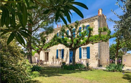 Beautiful home in Rognonas with WiFi and 5 Bedrooms : Maisons de vacances proche de Rognonas