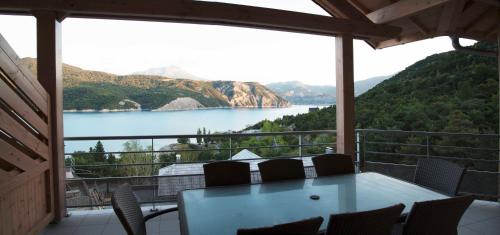 Vue imprenable sur Lac de Serre-Ponçon à Chorges : appt prestige 8 pers : Appartements proche de Rousset