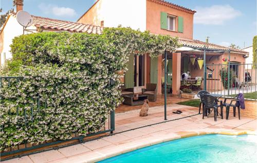 Stunning Home In Alleins With Outdoor Swimming Pool, Wifi And 3 Bedrooms 2 : Maisons de vacances proche de Lamanon