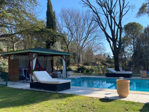Maison + piscine à 10 min d'Aix en Pce : Maisons de vacances proche de Le Tholonet