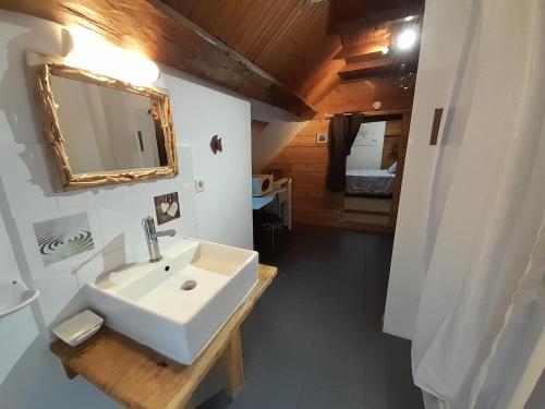 La cabane: Chambre double, salle de bain privée : Appartements proche de La Champenoise
