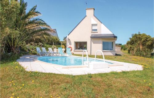 Awesome Home In Pleubian With 3 Bedrooms, Wifi And Private Swimming Pool : Maisons de vacances proche de Lanmodez