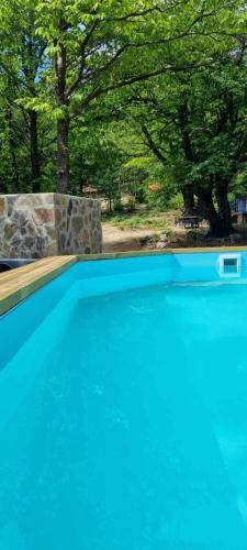 Roulotte avec piscine la jonquille : Campings proche de Loubaresse