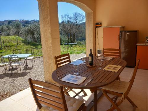 Detached villa with secure private garden, 800 metres from medieval village : Maisons de vacances proche de Claviers
