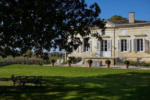 Belle maison bourgeoise de charme dans un domaine viticole : Maisons de vacances proche de Saint-Germain-du-Puch