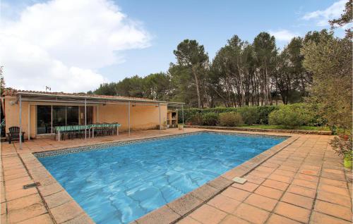 Nice Home In Lambesc With Outdoor Swimming Pool, Wifi And 3 Bedrooms : Maisons de vacances proche de La Barben
