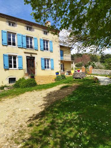 Chez Gustou : Maisons de vacances proche de Saint-Privat-du-Dragon