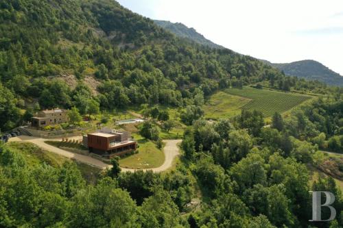 Vues et nature exceptionnelles au coeur de 200 ha pour 16 pers : Maisons de vacances proche de La Motte-Chalancon