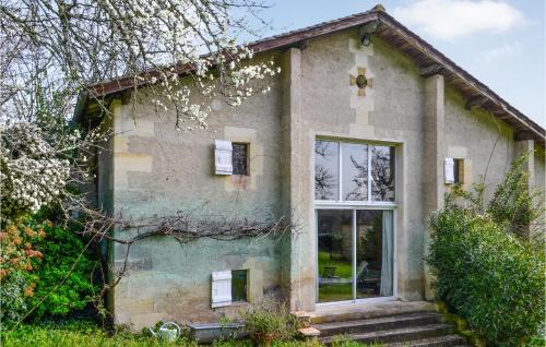 Amazing Home In Coutras With Indoor Swimming Pool, Wifi And Swimming Pool : Maisons de vacances proche de Lagorce