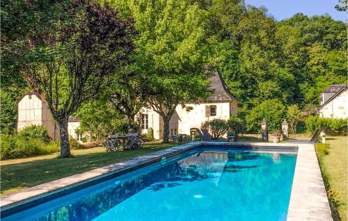 Beautiful home in Sarrazac with Outdoor swimming pool, WiFi and 2 Bedrooms : Maisons de vacances proche de Martel