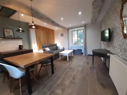 Studio meublé avec terrasse axe Rennes Saint Malo : Maisons de vacances proche de Romillé