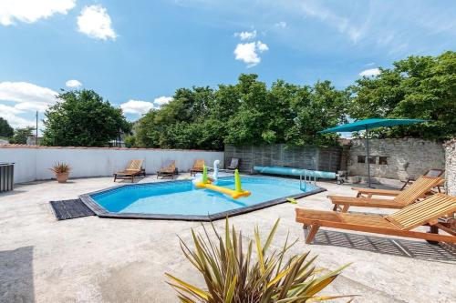 La Maison du Puits, son gîte, et sa piscine : Maisons de vacances proche de Chizé