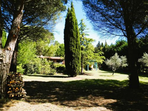 Gîte en pleine nature - Parc, Piscine, Jacuzzi : Maisons de vacances proche de Lasserre-de-Prouille