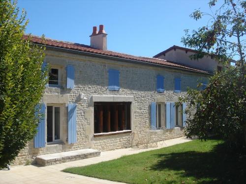 Beautiful renovated farmhouse with private heated pool. : Maisons de vacances proche d'Usseau