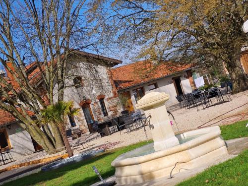 Domaine du Cuiset - Gite du Four a Pain : Maisons de vacances proche de Montracol