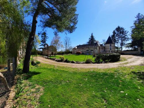 La Chauvellière, un écrin de verdure dans un cadre historique : Maisons de vacances proche de Beaumont-la-Ronce