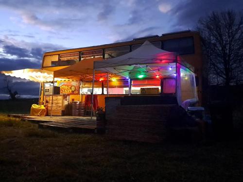 Le YESLOWBUS en fête : Campings proche d'Unzent
