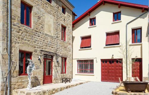 Stunning Home In Rozier-ctes-daurec With Wifi And 3 Bedrooms : Maisons de vacances proche de Saint-Hilaire-Cusson-la-Valmitte