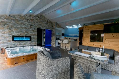 Charmante maison avec spa, sauna et jardin privatif : Villas proche de Bouin