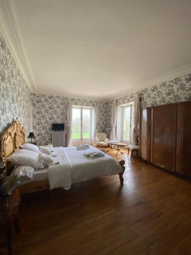 Double room in the genuine castle : Maisons d'hotes proche de Laverdines