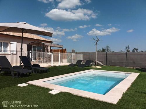 L'Odyssée gîte avec sa piscine privative : Maisons de vacances proche de Beaumont