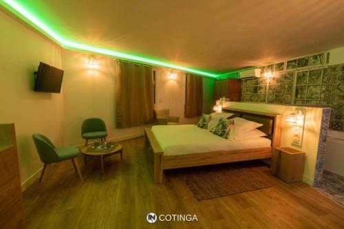 Cotinga : Love hotels proche de Versailleux