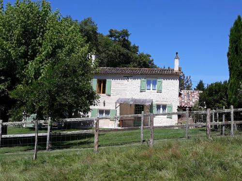 Gîte rural des Gravets : Maisons de vacances proche de Montpouillan