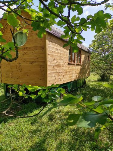 Magnifique et chaleureuse roulotte en bois : Tentes de luxe proche de Ludiès