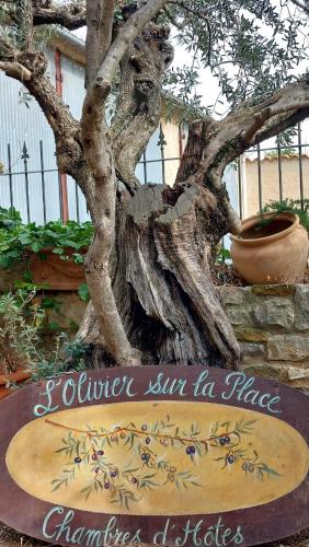 L'olivier sur la place : B&B / Chambres d'hotes proche de La Rochegiron
