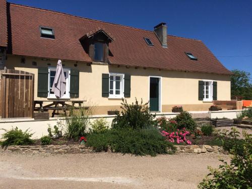 Farmhouse with private pool and jacuzzi. : Maisons de vacances proche de Dournazac