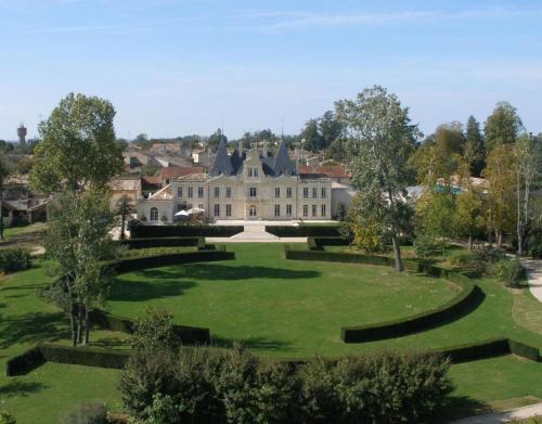 Château de Lussac : B&B / Chambres d'hotes proche de Saint-Philippe-d'Aiguille