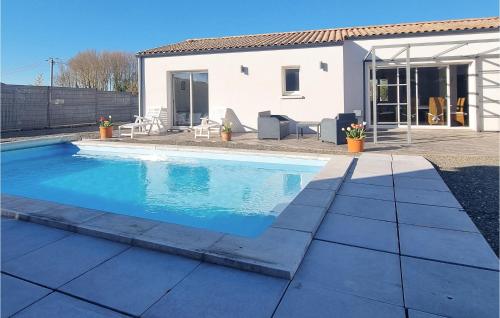 Awesome Home In Semussac With Outdoor Swimming Pool, Wifi And Private Swimming Pool : Maisons de vacances proche de Semussac