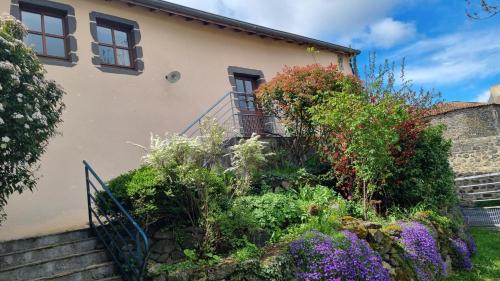 L'Oustalou - Maison-Jardin-Wifi : Maisons de vacances proche de Dauzat-sur-Vodable