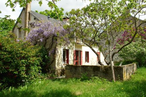 Lovely rural and quiet farmhouse with natural swimming lake : Appartements proche de Saint-Silvain-sous-Toulx