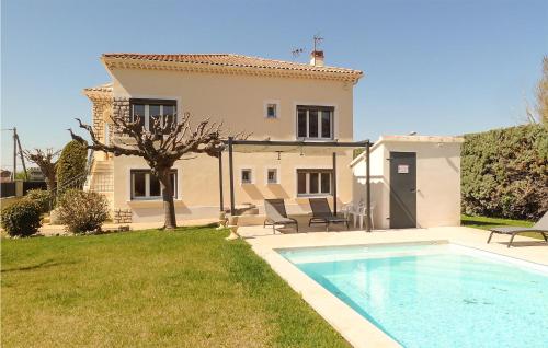 Amazing home in Taillades with Outdoor swimming pool, WiFi and 3 Bedrooms : Maisons de vacances proche de Taillades